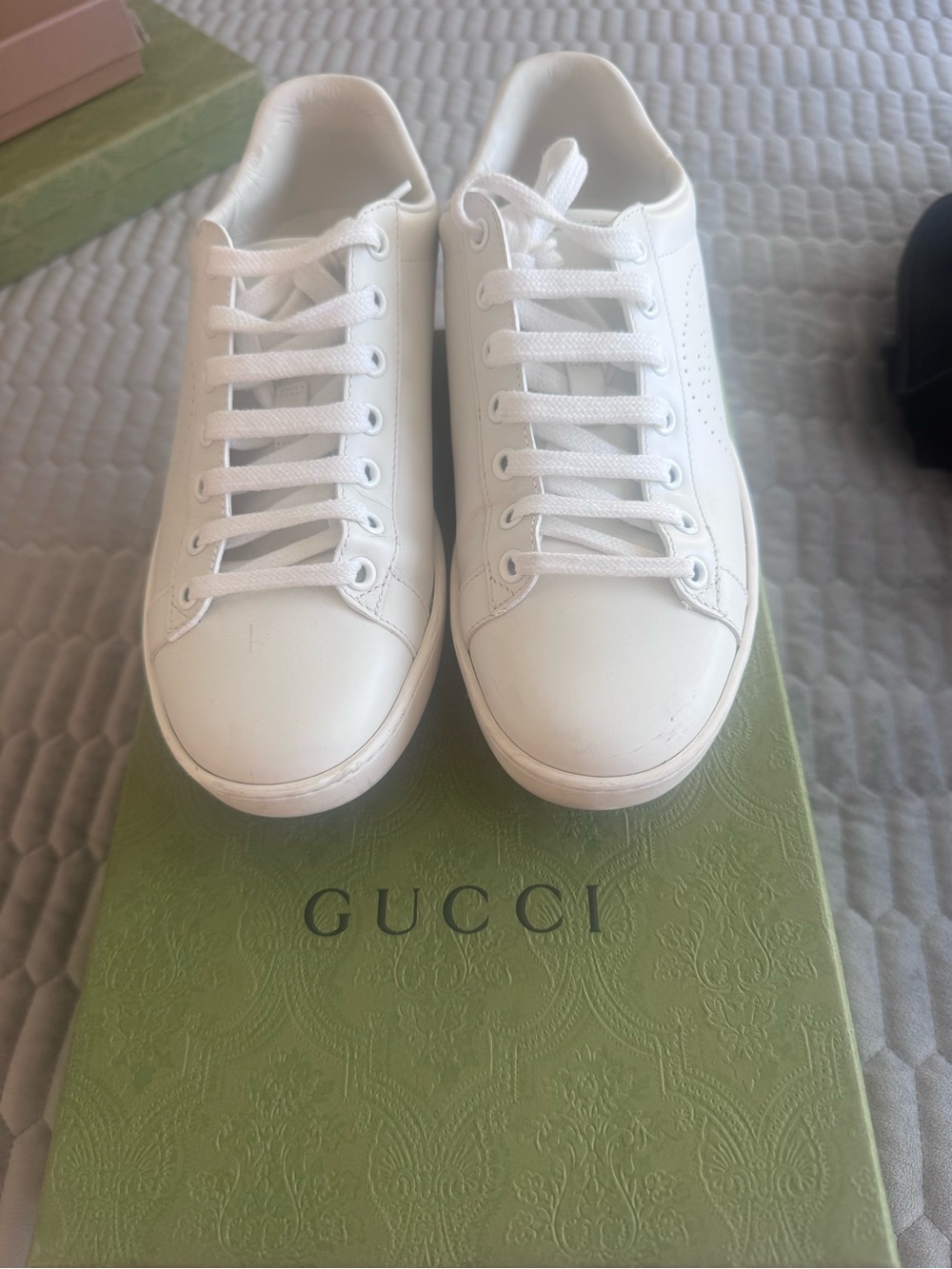 Gucci White Leather Low-Top Sneakers with Light Gray Accents